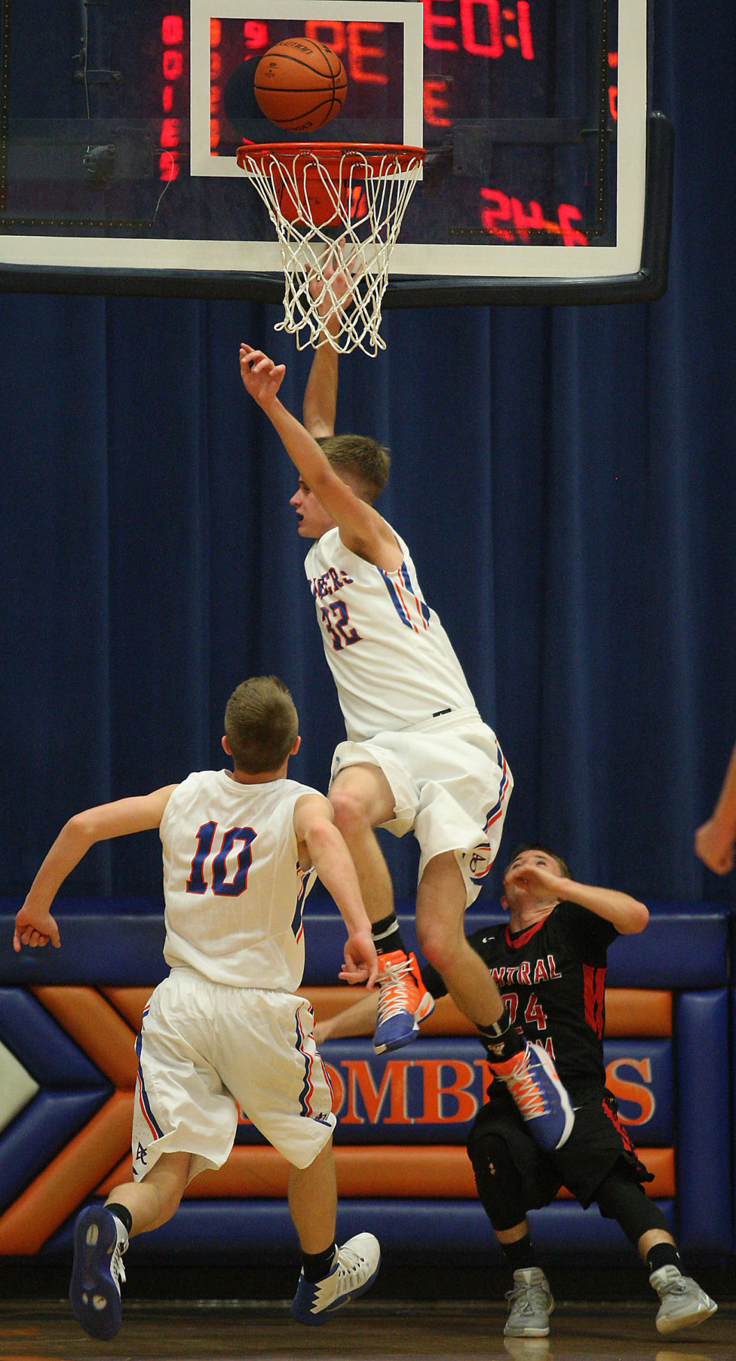 Argenta Oreana vs Central AM boys basketball 17 1.3.17.jpg